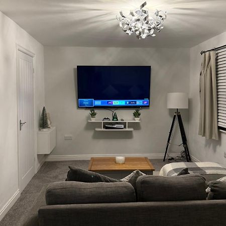 Апартаменты The Airport Flat - Newly Renovated & Free Parking Лидс Экстерьер фото