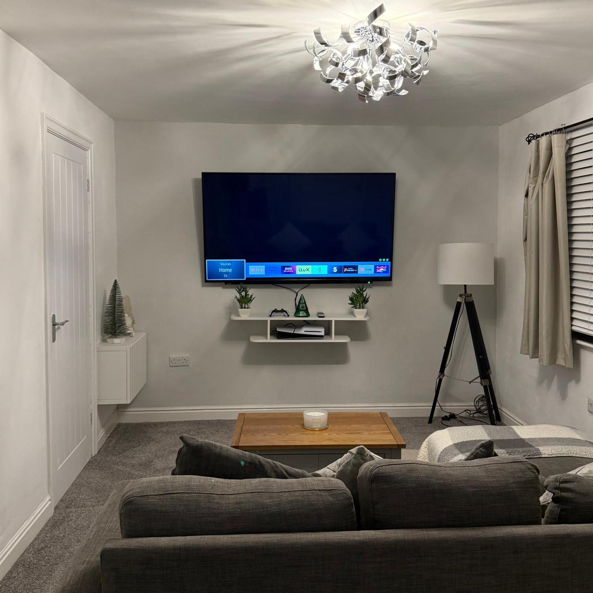 Апартаменты The Airport Flat - Newly Renovated & Free Parking Лидс Экстерьер фото